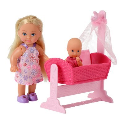 Эви с малышом в розовой кроватке