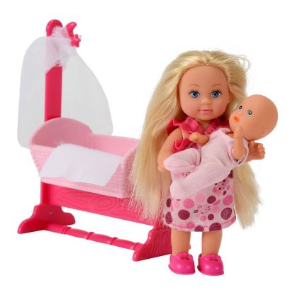 Эви с малышом в светло-розовой кроватке